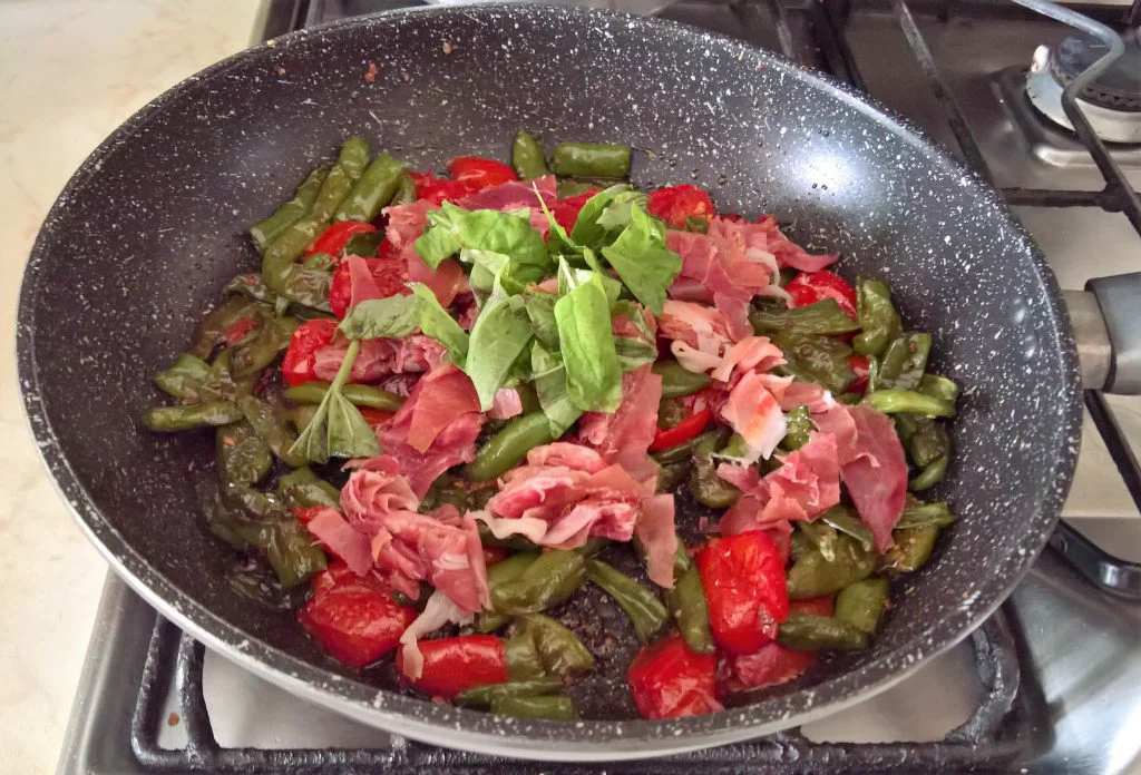 pennette ai peperoncini dolci e prosciutto